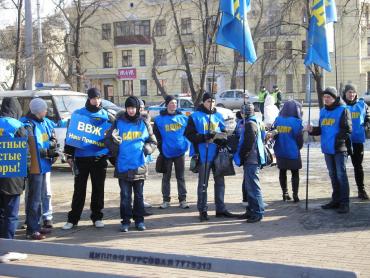 Фото Старушка против Жириновского: на митинге ЛДПР в Челябинске пожилая женщина пыталась в одиночку отстоять честь уральцев (ВИДЕО)