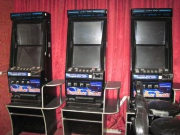 Фото В Челябинске 64 игровых автомата изъяли из незаконного подпольного заведения