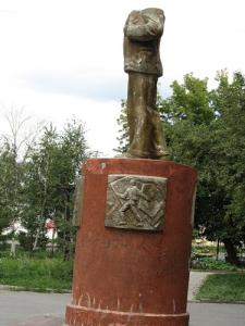 Фото В Сатке искалечили памятник Ленину