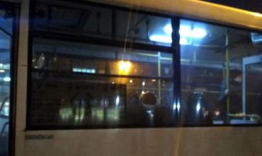 Фото В Челябинске горе-папаша разбил стекло в автобусе