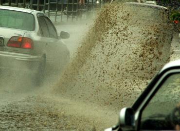 Фото В Челябинске дождь отодвинул завершение дорожных работ на улице Доватора 
