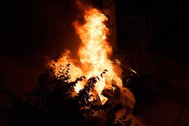 Фото В Миассе легковушка врезалась в столб и загорелась. ФОТО