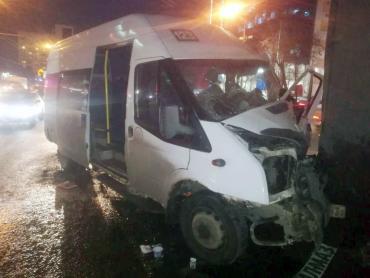 Фото В Челябинске маршрутка врезалась в опору моста, семь человек в больнице