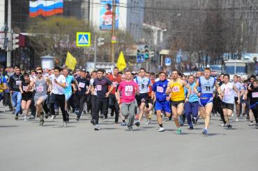 Фото Челябинские металлурги провели  эстафету в честь юбилея ЧМК