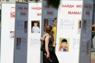 Фото Стенды с информацией о детях-сиротах на Кировке предписано убрать. Управление рекламы готово дать отсрочку