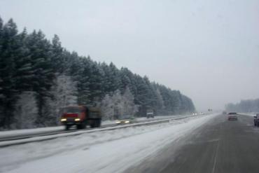 Фото На трассе М5 под Чебаркулем внедорожник врезался в полицейскую машину