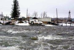 Фото Вода из Карагайского озера хлынула через насыпь