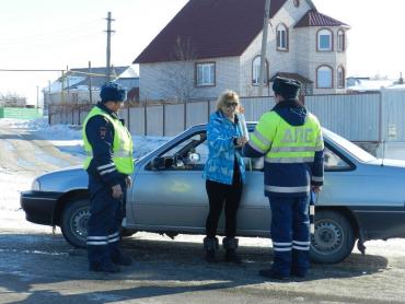 Фото В Варненском районе автоледи получали цветы из рук автоинспекторов