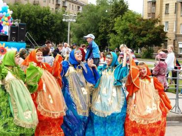 Фото На улицах города металлургов - праздник