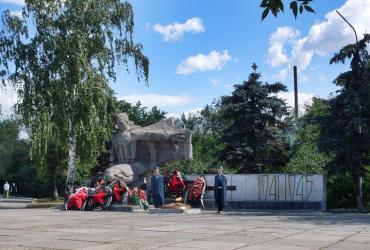 Фото В сквере "Память"  Троицка предприниматель вырыл котлован