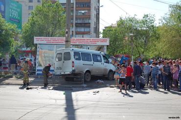 Фото В Магнитогорске «Газель» врезалась в киоск, едва не вылетев на остановку