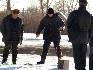 Фото Челябинские спасатели эвакуировали с Шершневского льда обмороженного рыбака