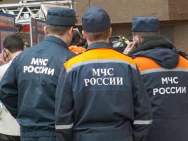 Фото Кыштымские спасатели помогли медикам попасть в квартиру к больной