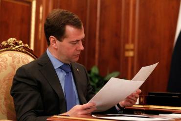 Фото Дмитрию Медведеву доложили о нарушениях на выборах