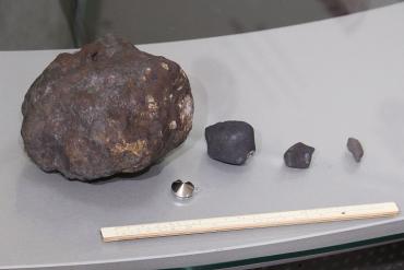 Фото Самый крупный из найденных осколков челябинского метеорита получил сертификат подлинности