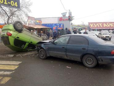 Фото В Челябинске на Свердловском тракте опрокинулась автоледи на «Матизе»