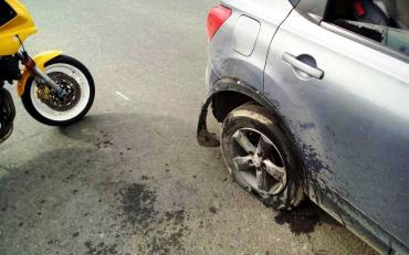 Фото В центре Челябинска мотоциклист врезался в иномарку