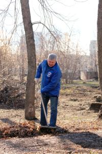 Фото В «чистый четверг» депутаты Челябинской области вышли на субботник