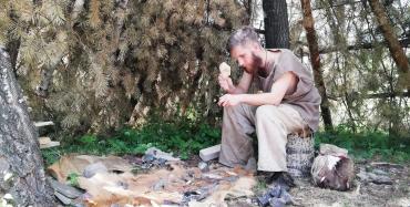 Фото Журналистам показали, как жили люди в каменном веке