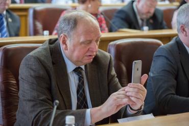 Фото Двое южноуральцев в списке самых богатых депутатов России
