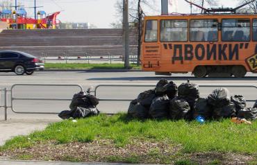 Фото В Челябинске не успевают вывозить мешки с мусором, собранным во время субботников