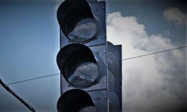 Фото Челябинцам сообщили об отключении светофоров на перекрестках и остановке