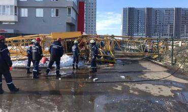 Фото В Челябинске крановщик погиб после падения башенного крана