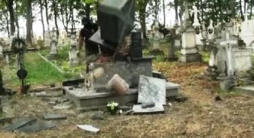 Фото Польские активисты восстановили историческую справедливость, разрушив памятник боевикам УПА