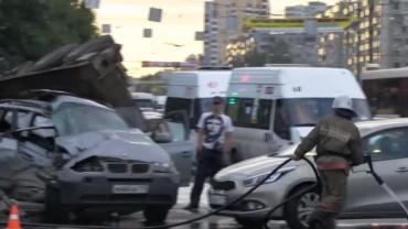 Фото В Челябинске столкнулись внедорожник и автокран ВИДЕО