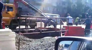 Фото В Челябинске легковушка попала в яму при попытке избежать лобовой аварии ВИДЕО