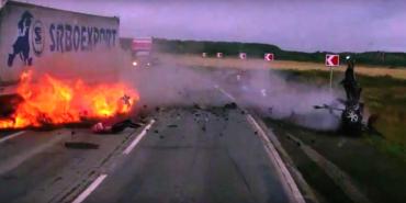Фото Появилось видео смертельной аварии под Южноуральском, где Subaru разорвало на кусочки