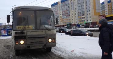 Фото Житель Челябинска остановил маршрутку, которая ехала по тротуару