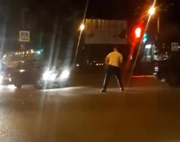 Фото В Магнитогорске неадекватный мужчина больше часа регулировал движение на дороге