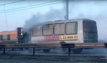 Фото В Челябинске задымившийся маршрутный ПАЗ попал на видео 