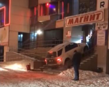Фото Житель Челябинска пытался заехать в бар на внедорожнике