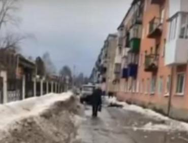 Фото По факту гибели женщины в Симе от ледяной глыбы возбуждено уголовное дело