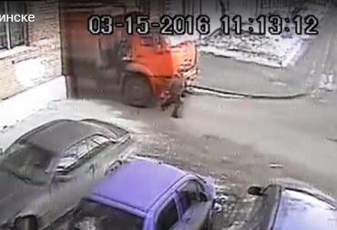 Фото Появилось видео как мусоровоз давит пенсионерку в Челябинске