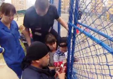 Фото В Челябинске ребенок насквозь проткнул палец на детской площадке