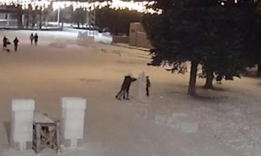 Фото В Аше подростки разрушили одну из фигур в ледовом городке