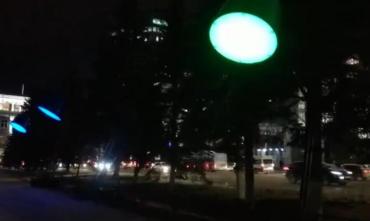 Фото В Челябинске гигантские настольные лампы вернули к зданию Публички