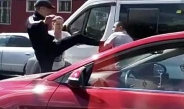 Фото В Челябинске маршрутчик и водитель легковушки устроили драку на дороге