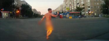 Фото Голый мужчина бегал по улице Челябинска и называл себя богом