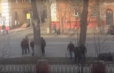 Фото В Челябинске маршрутчик с битой напал на пассажира