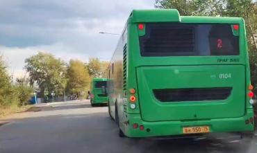 Фото Челябинцы жалуются на стоянку автобусов на проезжей части в Чурилово