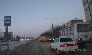 Фото В Магнитогорске маршрутка въехала в автомобилиста, припечатав его к иномарке (ВИДЕО)