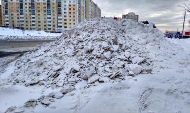 Фото В Челябинске из-за снежных холмов водители не видят пешеходов