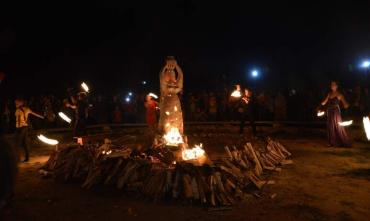 Фото На Аркаиме под звуки варгана «родится» огненная скульптура
