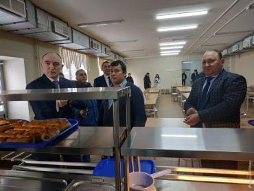 Фото Воловой: Финансово невозможно выполнить нормы питания детей в школах Челябинска