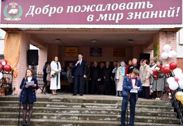 Фото В День знаний на здании школы в Златоусте установили мемориальную доску в честь Владимира Попсуя