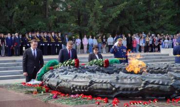 Фото Александр Лазарев принял участие в церемонии возложения цветов и венков к Вечному огню